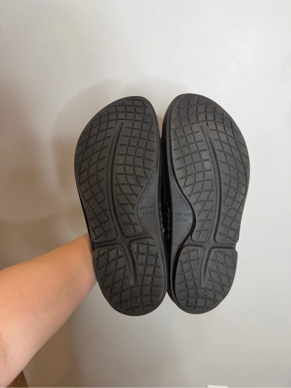 OOFOS OOahh Slide Sandals Mens 10 Womens 12 Black Recovery Shoes